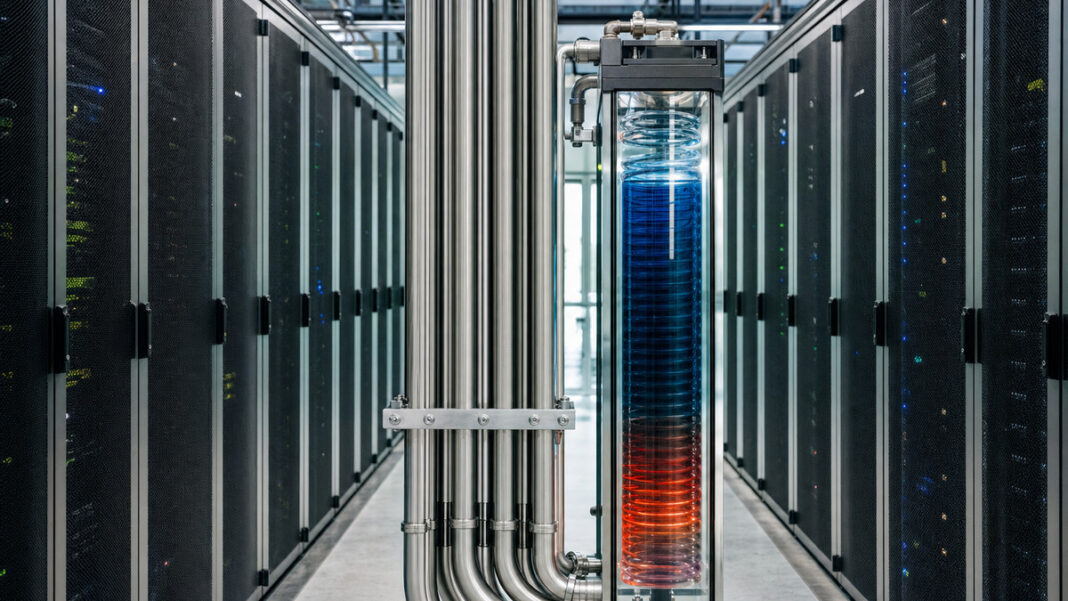 Cloud&Heat Umfirmierung Serverracks neben Rohrbündel und Wärmetauscher im Rechenzentrum