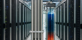 Serverracks neben Rohrbündel und Wärmetauscher im Rechenzentrum