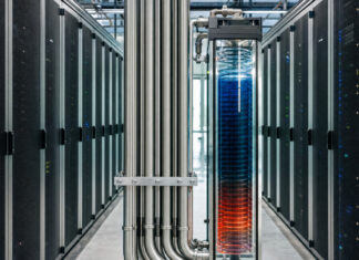 Serverracks neben Rohrbündel und Wärmetauscher im Rechenzentrum