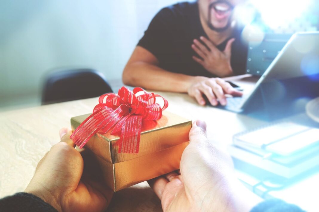 Geschenk_überreichen