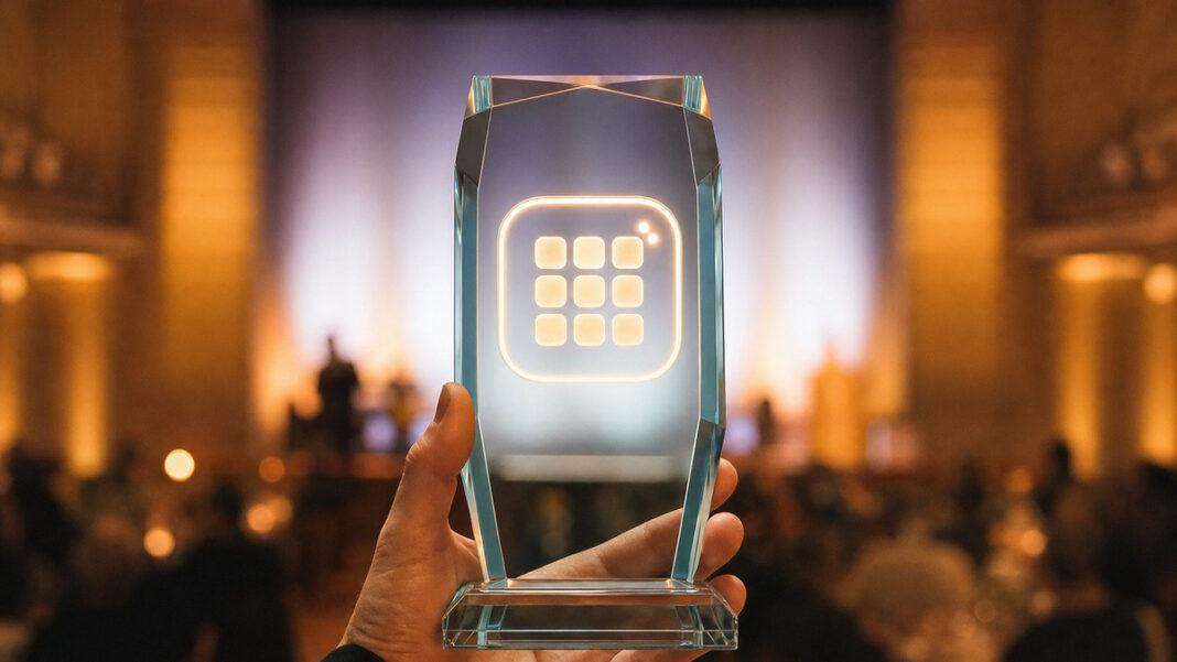 App-Contest Hamburg Gewinner Hand hält gläsernen Pokal mit App-Symbol bei einer Preisverleihung