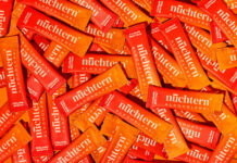 nüchtern bei der Höhle der Löwen: Italian Spritz aus dem Beutel Viele Portionsbeutel des alkoholfreien Italian Spritz von nuechtern liegen dicht an dicht auf orangem Grund