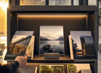 Blendle: Der Digitalkiosk bekommt den scoop Award Digitaler Kiosk mit Preis auf Sockel und einer Hand, die ein Magazin aus der Auslage zieht.