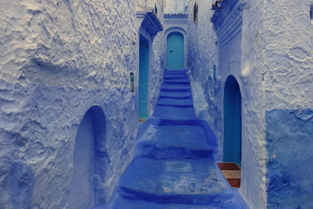 Blau gestrichene Treppengasse mit Türen in der Altstadt von Chefchaouen