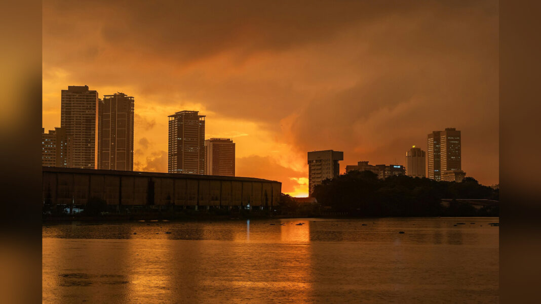 Skyline von Colombo bei Sonnenuntergang hinter dem Beira-See