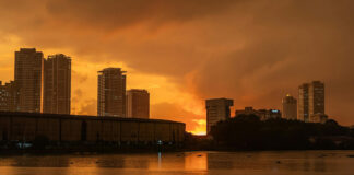 Skyline von Colombo bei Sonnenuntergang hinter dem Beira-See