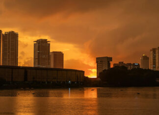 Skyline von Colombo bei Sonnenuntergang hinter dem Beira-See
