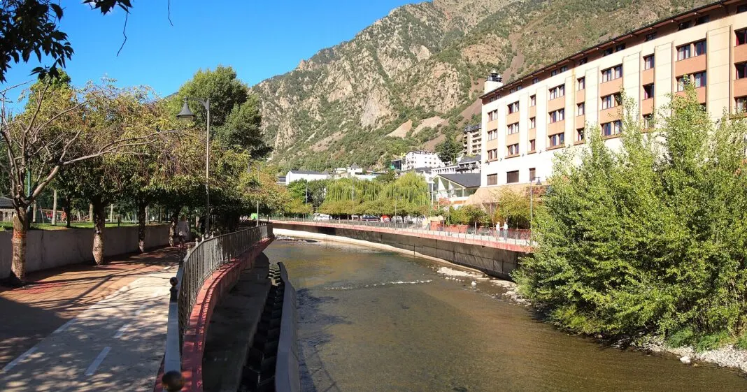 Fluss in Andorra la Vella zwischen Wohnhäusern und einer Uferstraße