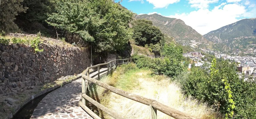 Wanderweg am Berghang über dem Tal von Andorra la Vella
