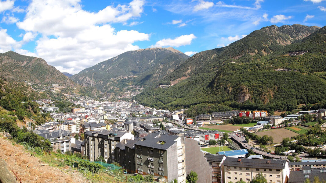 Blick von einem Hangweg über die Wohnblöcke von Andorra la Vella zu den Pyrenäen