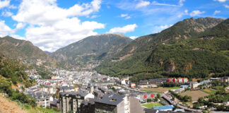 Blick von einem Hangweg über die Wohnblöcke von Andorra la Vella zu den Pyrenäen