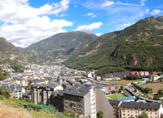 Blick von einem Hangweg über die Wohnblöcke von Andorra la Vella zu den Pyrenäen