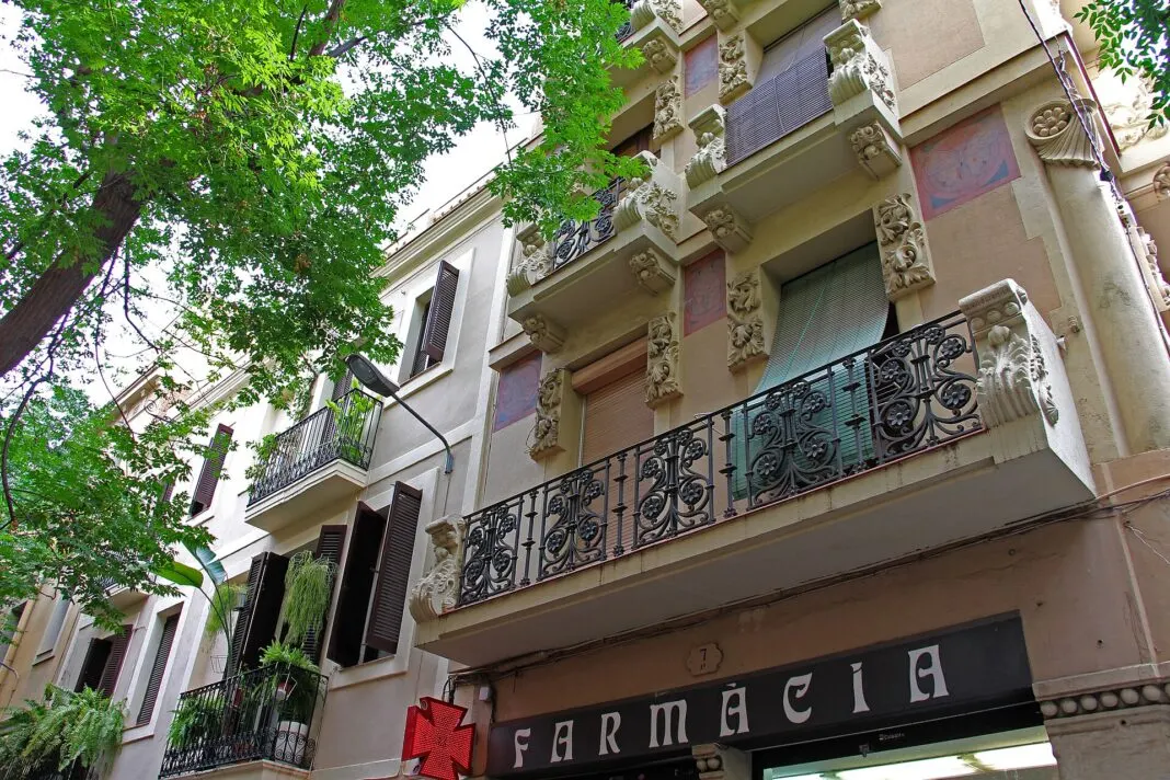 Verzierte Fassade mit schmiedeeisernen Balkonen an der Carrer de Verdi im Viertel Gracia
