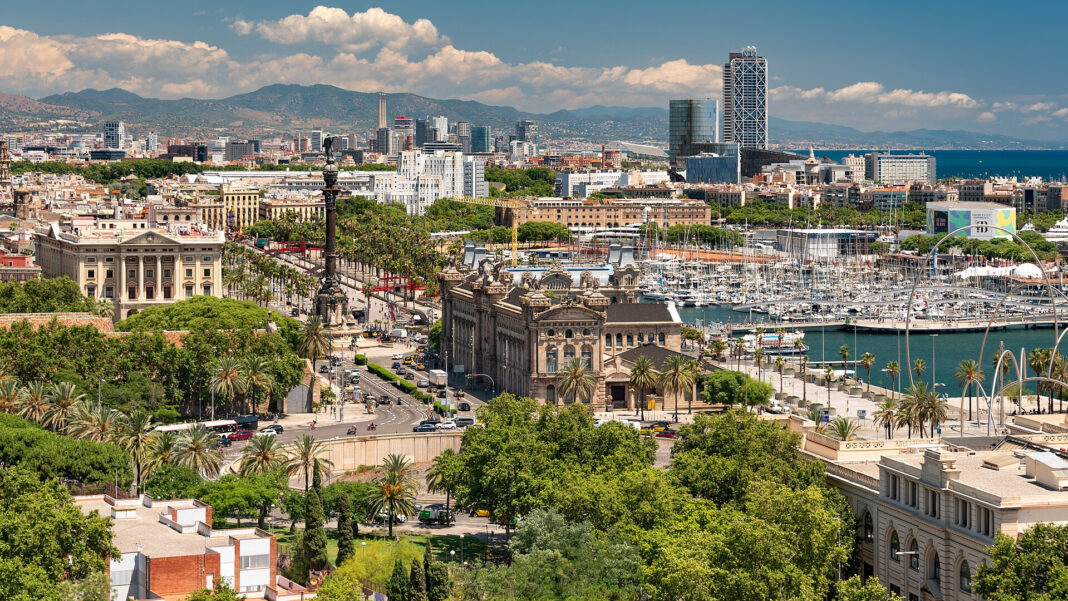 Blick von Montjuic über Hafen, Altstadt und Hochhäuser von Barcelona bis zum Mittelmeer