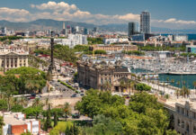 Auswandern nach Barcelona: Leben, Miete, Steuern und Gründung Blick von Montjuic über Hafen, Altstadt und Hochhäuser von Barcelona bis zum Mittelmeer