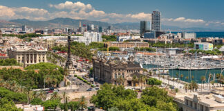 Blick von Montjuic über Hafen, Altstadt und Hochhäuser von Barcelona bis zum Mittelmeer