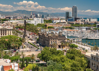 Blick von Montjuic über Hafen, Altstadt und Hochhäuser von Barcelona bis zum Mittelmeer