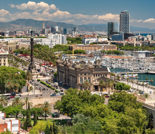 Blick von Montjuic über Hafen, Altstadt und Hochhäuser von Barcelona bis zum Mittelmeer