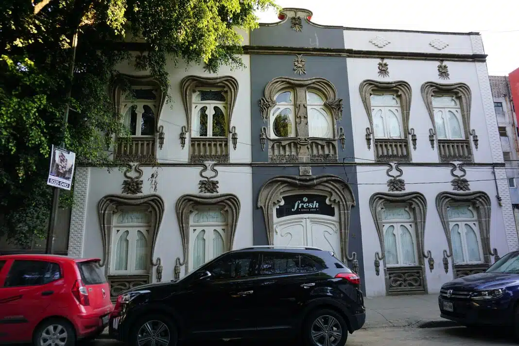 Jugendstilfassade der Casa Prunes in der Colonia Roma von Mexiko-Stadt