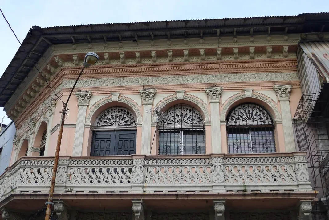 Verzierter Balkon eines Kolonialhauses im Casco Viejo von Panama-Stadt