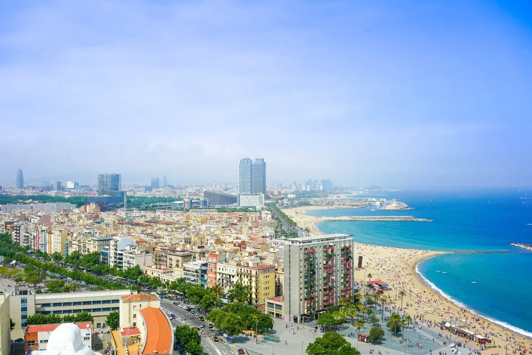 Blick über die Wohnblocks der Barceloneta auf den Stadtstrand und das Mittelmeer