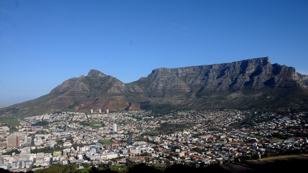 Blick über die Innenstadt von Kapstadt auf Tafelberg und Devil's Peak