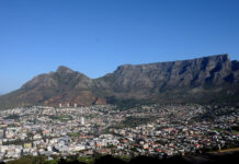 Blick über die Innenstadt von Kapstadt auf Tafelberg und Devil's Peak