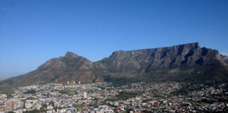 Blick über die Innenstadt von Kapstadt auf Tafelberg und Devil's Peak