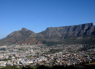 Blick über die Innenstadt von Kapstadt auf Tafelberg und Devil's Peak