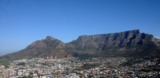 Blick über die Innenstadt von Kapstadt auf Tafelberg und Devil's Peak