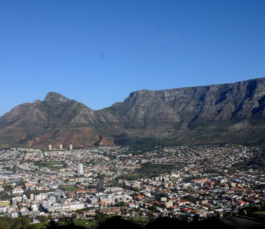 Blick über die Innenstadt von Kapstadt auf Tafelberg und Devil's Peak