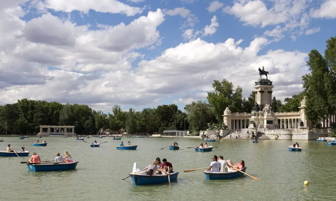 Ruderboote auf dem Teich im Retiro-Park vor dem Denkmal für Alfonso XII.