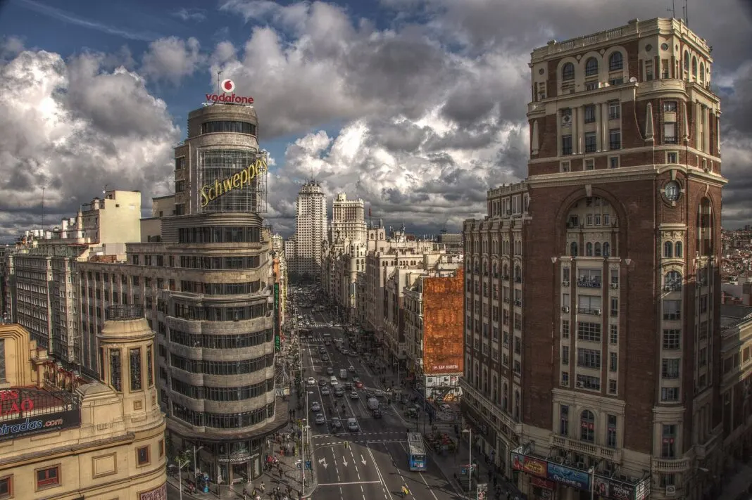 Die Gran Vía in Madrid von oben, mit Verkehr und den Altbauten beider Straßenseiten