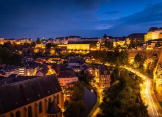 Das Viertel Grund in Luxemburg-Stadt zur blauen Stunde mit beleuchteter Altstadt und Festungsmauer