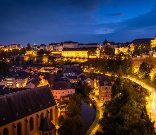 Das Viertel Grund in Luxemburg-Stadt zur blauen Stunde mit beleuchteter Altstadt und Festungsmauer