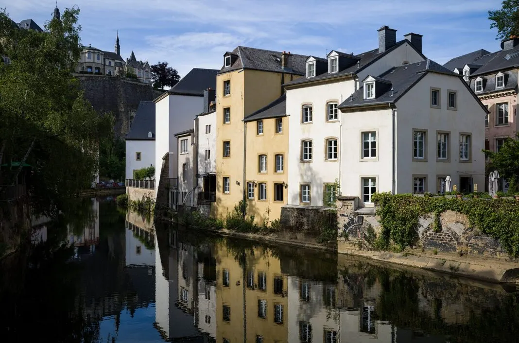 Wohnhäuser am Ufer der Alzette im Viertel Grund in Luxemburg-Stadt