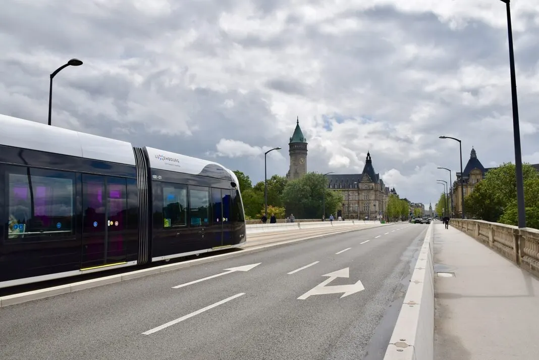 Straßenbahn auf der Pont Adolphe in Luxemburg-Stadt mit Blick auf das Bahnhofsviertel
