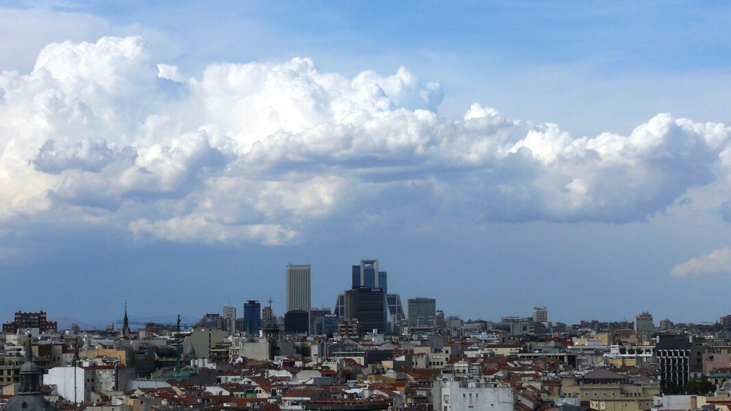 Blick über die Dächer der Madrider Innenstadt auf die Hochhäuser im Norden