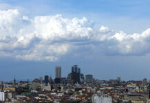 Auswandern nach Madrid: Kosten, Anmeldung und Steuern Blick über die Dächer der Madrider Innenstadt auf die Hochhäuser im Norden