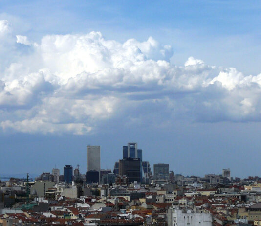 Blick über die Dächer der Madrider Innenstadt auf die Hochhäuser im Norden