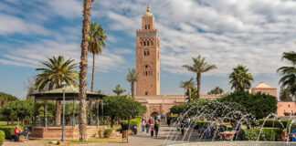 Minarett der Koutoubia-Moschee in Marrakesch über Palmen, Park und Springbrunnen