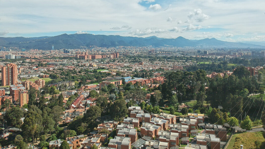 Auswandern nach Kolumbien: Visum, Steuern und Lebenshaltung Panorama von Bogotá mit Wohnvierteln im Vordergrund und den Anden im Hintergrund