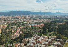 Panorama von Bogotá mit Wohnvierteln im Vordergrund und den Anden im Hintergrund