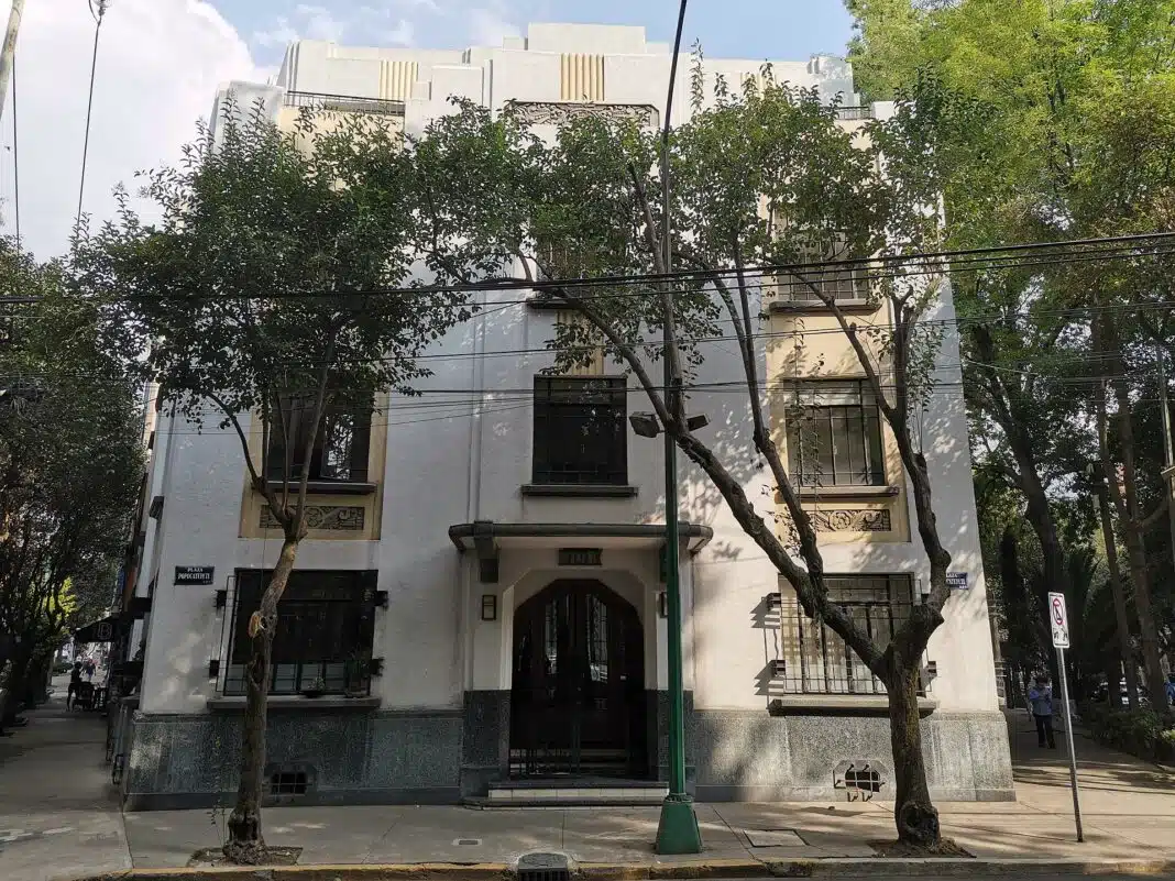 Weißes Art-déco-Wohnhaus mit Bäumen an der Plaza Popocatépetl in der Colonia Condesa