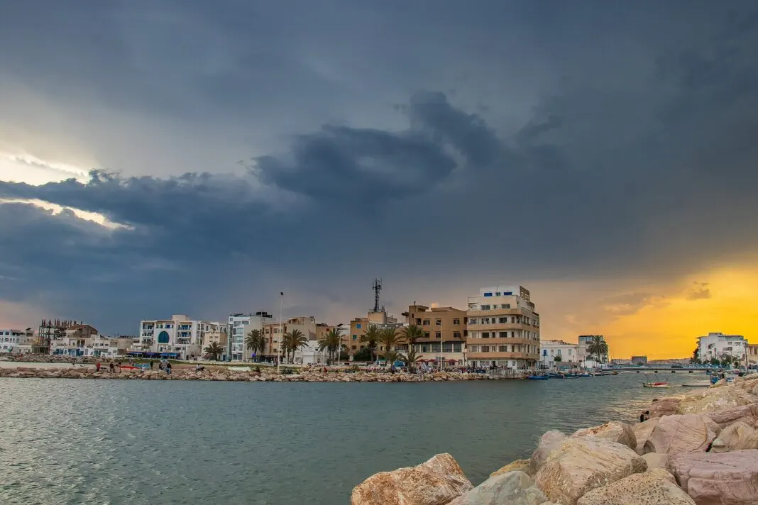Wohnhäuser und Palmen an der Uferpromenade von La Goulette bei Sonnenuntergang