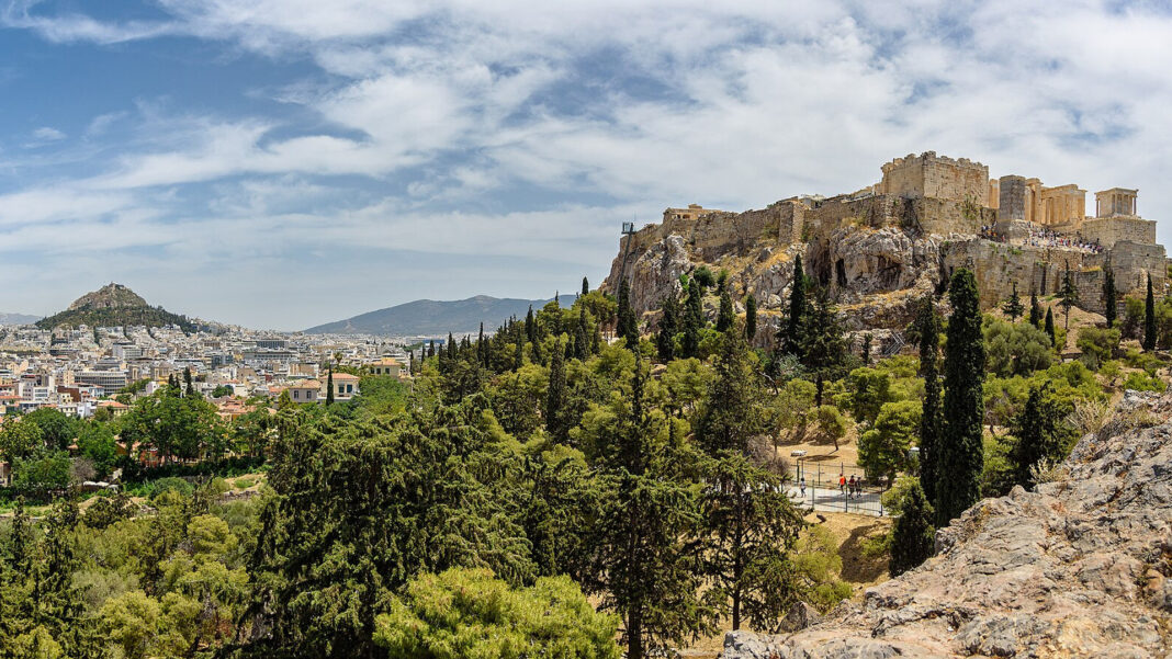 Auswandern nach Athen: Kosten, Aufenthalt, Arbeiten und Gründen Die Akropolis von Athen auf ihrem Felsen, links die Innenstadt und der Lykabettus
