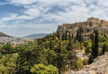 Die Akropolis von Athen auf ihrem Felsen, links die Innenstadt und der Lykabettus