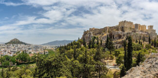 Die Akropolis von Athen auf ihrem Felsen, links die Innenstadt und der Lykabettus