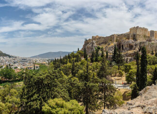 Die Akropolis von Athen auf ihrem Felsen, links die Innenstadt und der Lykabettus