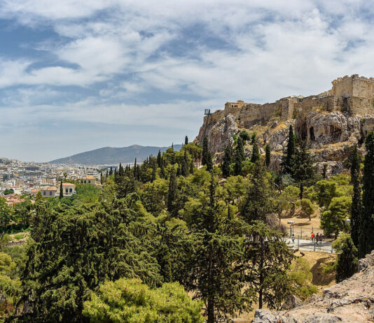 Die Akropolis von Athen auf ihrem Felsen, links die Innenstadt und der Lykabettus